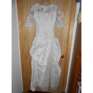 Beautiful Light White Wedding Dress sz Medium 1/2 lace Sleeves Rouched no train!